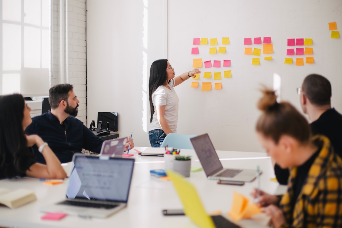 Consultanți MindScope discutând strategia AI cu reprezentanți ai companiei cliente