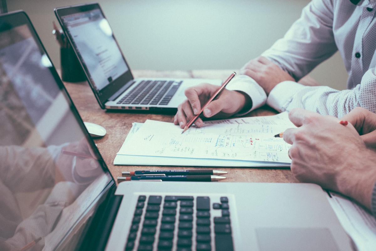 Notebook cu notițe strategice și plan de audit AI pe biroul unui consultant MindScope